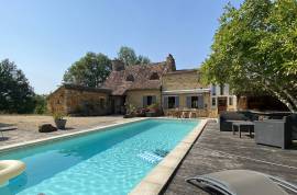 Superbe cottage de caractere avec grand salon moderne et ouvert, 4 chambres, 3 salles de bains et piscine.