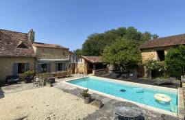 Superbe cottage de caractere avec grand salon moderne et ouvert, 4 chambres, 3 salles de bains et piscine.