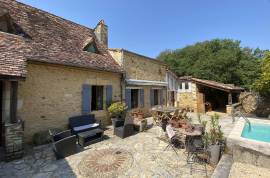 Superbe cottage de caractere avec grand salon moderne et ouvert, 4 chambres, 3 salles de bains et piscine.
