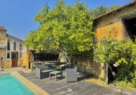 Superbe cottage de caractere avec grand salon moderne et ouvert, 4 chambres, 3 salles de bains et piscine.