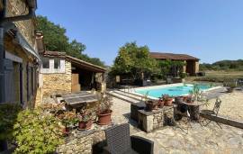 Superbe cottage de caractere avec grand salon moderne et ouvert, 4 chambres, 3 salles de bains et piscine.