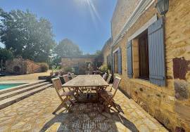 Superbe cottage de caractere avec grand salon moderne et ouvert, 4 chambres, 3 salles de bains et piscine.