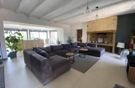 Superbe cottage de caractere avec grand salon moderne et ouvert, 4 chambres, 3 salles de bains et piscine.