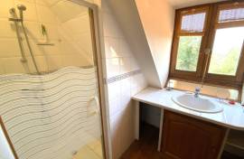Superbe cottage de caractere avec grand salon moderne et ouvert, 4 chambres, 3 salles de bains et piscine.