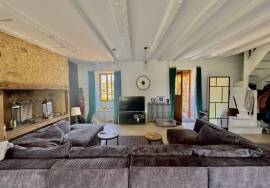 Superbe cottage de caractere avec grand salon moderne et ouvert, 4 chambres, 3 salles de bains et piscine.
