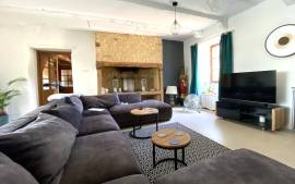 Superbe cottage de caractere avec grand salon moderne et ouvert, 4 chambres, 3 salles de bains et piscine.