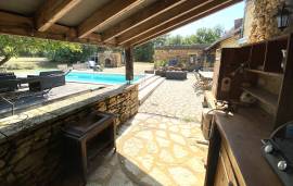 Superbe cottage de caractere avec grand salon moderne et ouvert, 4 chambres, 3 salles de bains et piscine.
