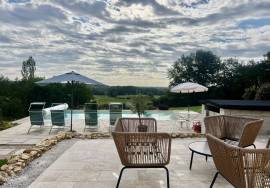 MONPAZiER: Maisond de plain-pied, piscine et jardin avec vue