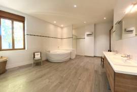 6 room, 242m2 Vineyard residence for sale in Saint thibery - 450 000 € *