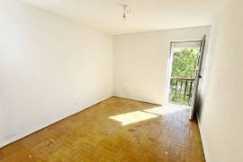 Apartamento T3 em Monte Abraão com Arrecadação