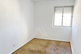Apartamento T3 em Monte Abraão com Arrecadação