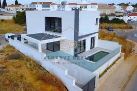3+1 bedroom villa with garage and swimming pool