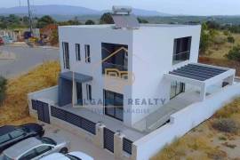 3+1 bedroom villa with garage and swimming pool