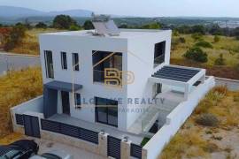3+1 bedroom villa with garage and swimming pool