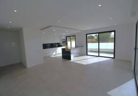 3+1 bedroom villa with garage and swimming pool