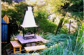A Romantic riverside cottage on the Danube and one Business building for sale in Komárom