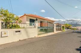 Opportunity in Câmara de Lobos | 2 bedroom villa with view