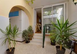 Charming house in the heart of Portimão T1+1 – patio with glass roof, private terrace