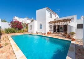 Charming 3-Bedroom Villa with Pool & Sea View | Carvoeiro
