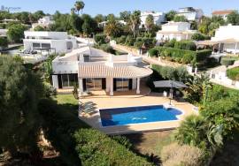 Detached 4 Bedroom Single Story Villa in Albufeira – A Haven of Light, Comfort and Privacy