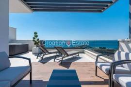 Villa with pool, roof terrace and sea view, for sale