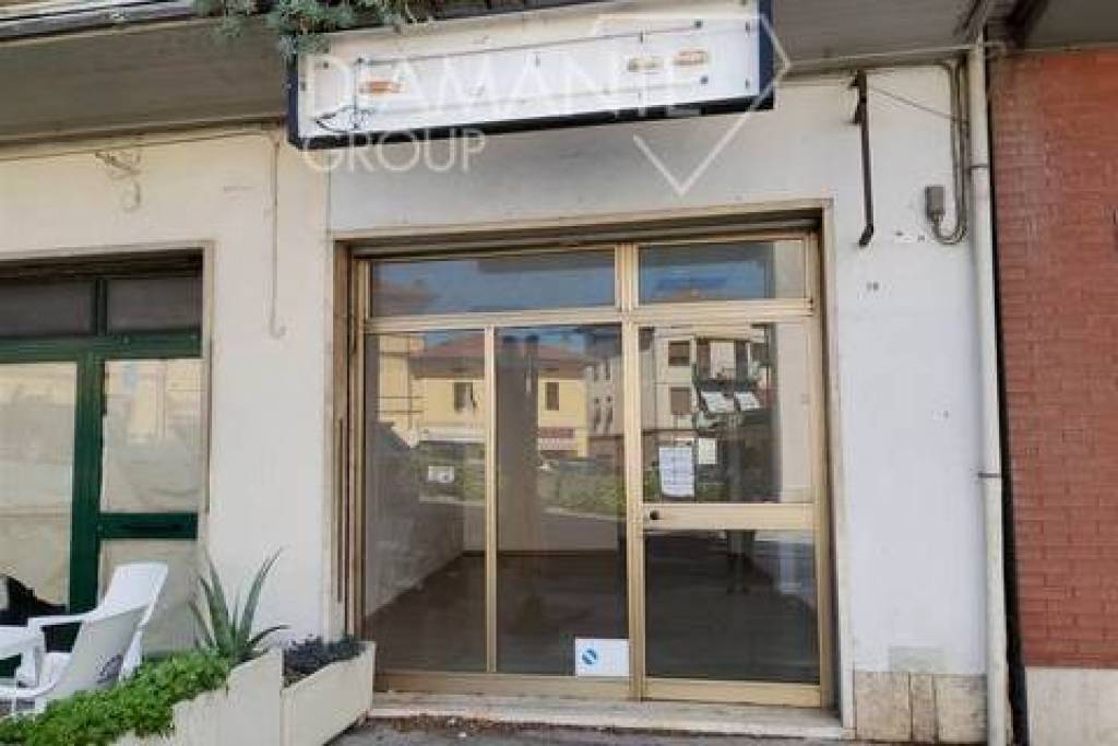 A481 - In a strategic location, commercial premises with shop window