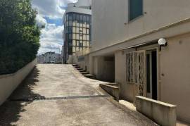 Casa Indipendente in Vendita - Centro di Cisternino (Ex Studio Dentistico)