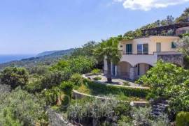Sea view villa, 3 bedrooms, private pool and garden