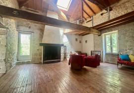 Ensemble immobilier d\'exception comprenant un moulin renove, un gite et une piscine.
