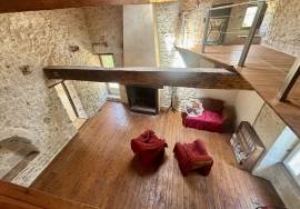 Ensemble immobilier d\'exception comprenant un moulin renove, un gite et une piscine.