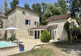 Ensemble immobilier d\'exception comprenant un moulin renove, un gite et une piscine.