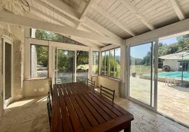 Ensemble immobilier d\'exception comprenant un moulin renove, un gite et une piscine.