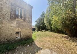 Ensemble immobilier d\'exception comprenant un moulin renove, un gite et une piscine.