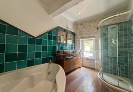 Ensemble immobilier d\'exception comprenant un moulin renove, un gite et une piscine.