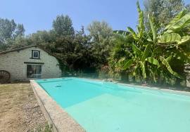 Ensemble immobilier d\'exception comprenant un moulin renove, un gite et une piscine.