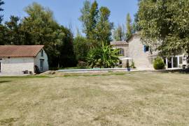 Ensemble immobilier d\'exception comprenant un moulin renove, un gite et une piscine.