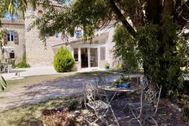 Ensemble immobilier d\'exception comprenant un moulin renove, un gite et une piscine.
