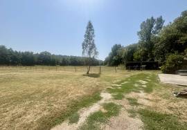 Ensemble immobilier d\'exception comprenant un moulin renove, un gite et une piscine.
