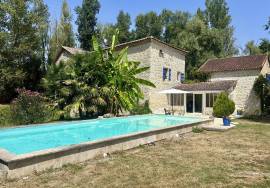 Ensemble immobilier d\'exception comprenant un moulin renove, un gite et une piscine.