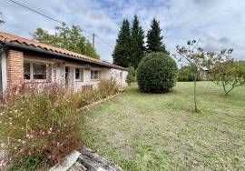 Charmante maison avec dependance renovee et piscine situee a Pujols.
