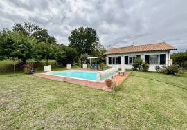 Charmante maison avec dependance renovee et piscine situee a Pujols.