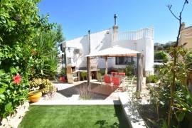 HERMOSA VILLA DE 2 DORMITORIOS CON PISCINA CERCA DEL CAMPO DE GOLF LA MARQUESA
