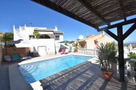 HERMOSA VILLA DE 2 DORMITORIOS CON PISCINA CERCA DEL CAMPO DE GOLF LA MARQUESA