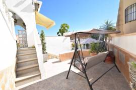 HERMOSA VILLA DE 2 DORMITORIOS CON PISCINA CERCA DEL CAMPO DE GOLF LA MARQUESA