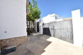 HERMOSA VILLA DE 2 DORMITORIOS CON PISCINA CERCA DEL CAMPO DE GOLF LA MARQUESA