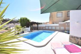 HERMOSA VILLA DE 2 DORMITORIOS CON PISCINA CERCA DEL CAMPO DE GOLF LA MARQUESA