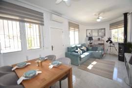 HERMOSA VILLA DE 2 DORMITORIOS CON PISCINA CERCA DEL CAMPO DE GOLF LA MARQUESA