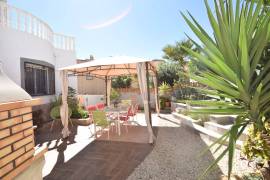HERMOSA VILLA DE 2 DORMITORIOS CON PISCINA CERCA DEL CAMPO DE GOLF LA MARQUESA