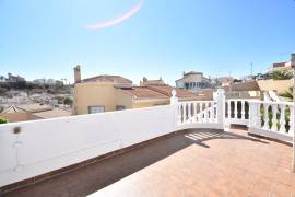 HERMOSA VILLA DE 2 DORMITORIOS CON PISCINA CERCA DEL CAMPO DE GOLF LA MARQUESA