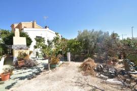 CHARMING VILLA WITH PRIVATE POOL AND GARDENS IN THE CENTRE OF BENIJOFAR